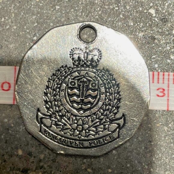 Vancouver Police Department BC Servamos Coin Crest which features a Crown Wreath - Picture 3 of 3
